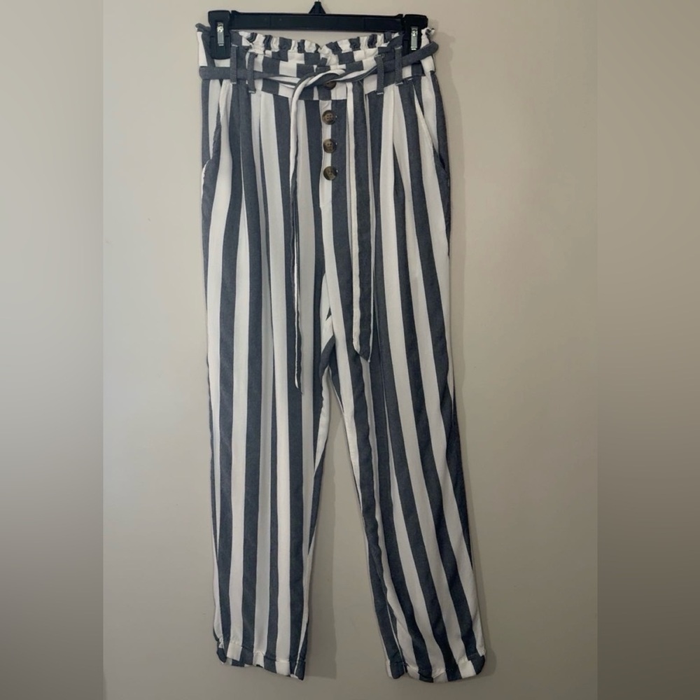 American Eagle Blue/White Striped Paperbag
Waist Loose Pants Size Small belt